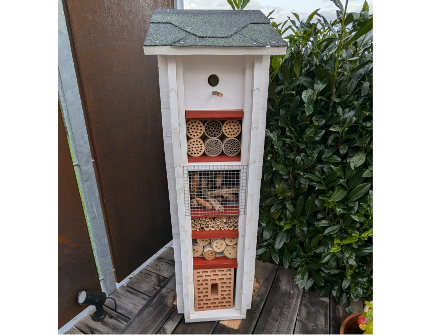 Ein großes Insektenhotel aus Holz