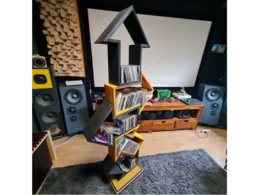 Schwarzes CD-Regal in Pfeilform