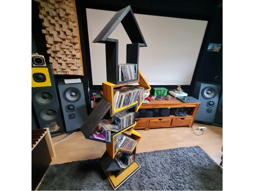 Schwarzes CD-Regal in Pfeilform