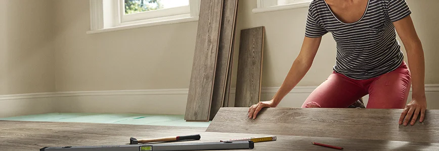 Person verlegt Laminat