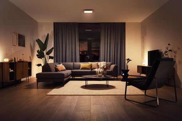 Modernes Wohnzimmer mit Deckenleuchten