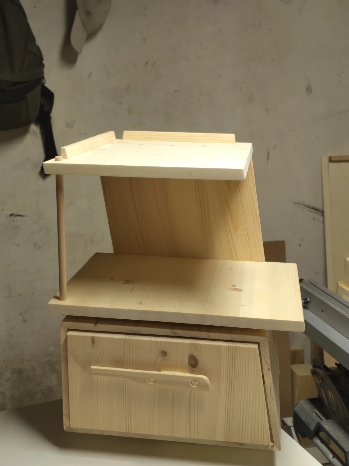 Ein selbstgebauter Nistkasten aus Holz.