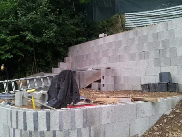 Baustelle eines Gartenhauses mit Schalungssteinen