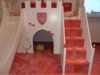 Hochbett in Burgform mit Rutsche und Treppe