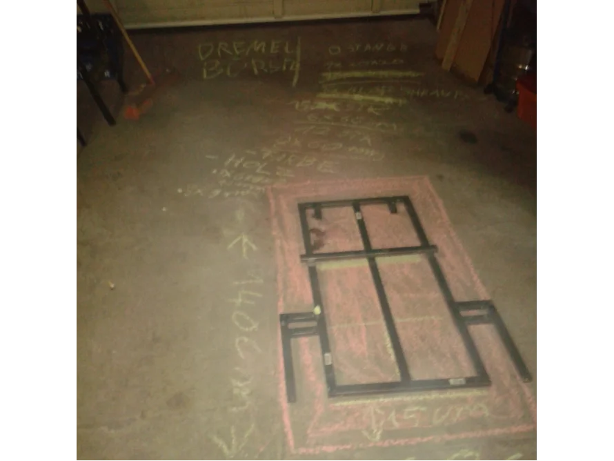 Metallrahmen auf Garagenboden