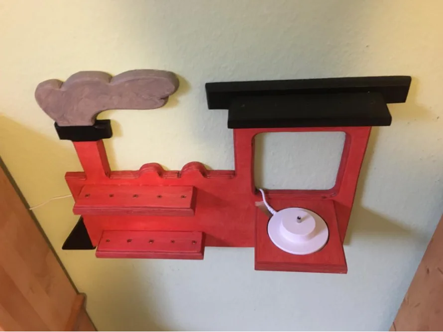 Rote Holzwandhalterung im Lokomotiven-Design