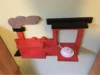 Rote Holzwandhalterung im Lokomotiven-Design