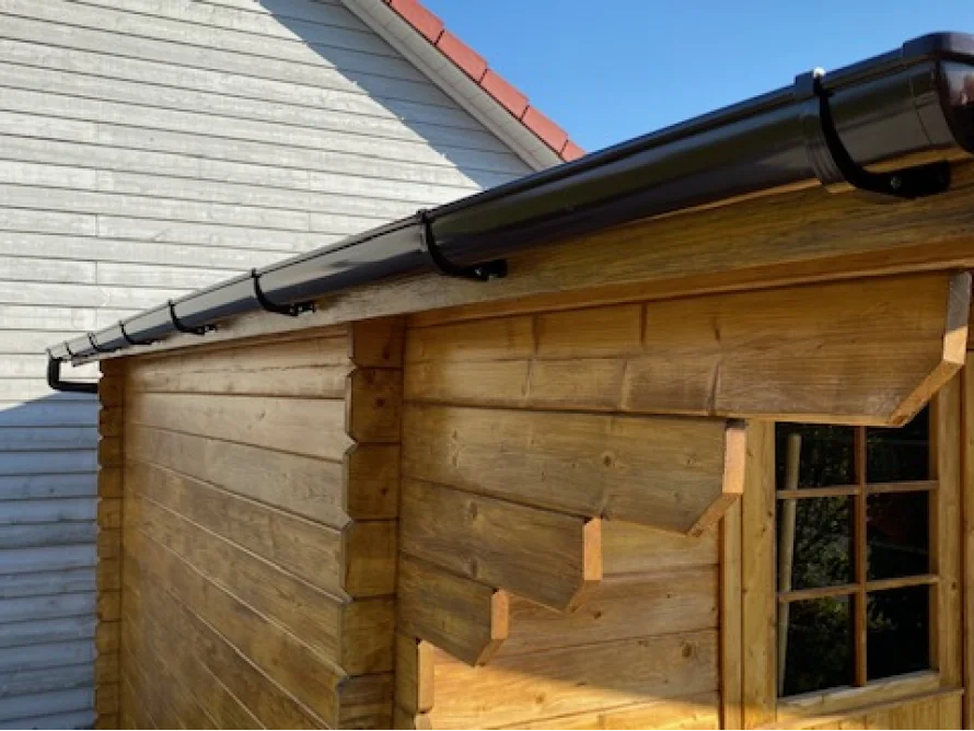 Gartenhaus aus Holz mit Regenrinne