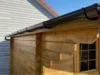 Gartenhaus aus Holz mit Regenrinne