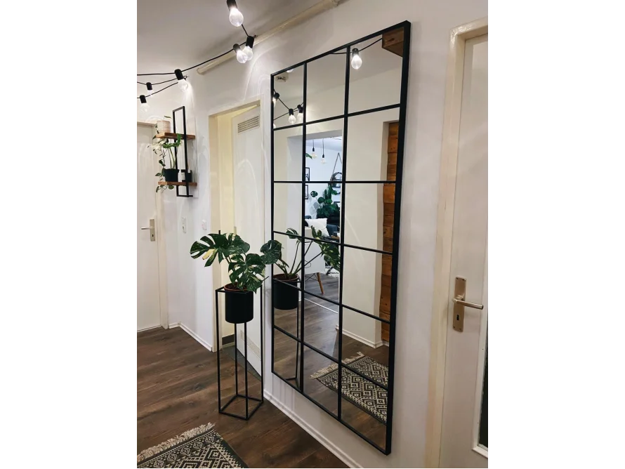 Großer Spiegel mit schwarzem Rahmen im Flur