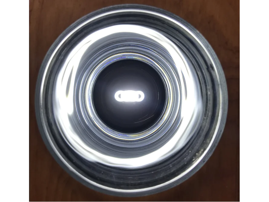 Blick in ein leeres Trinkglas