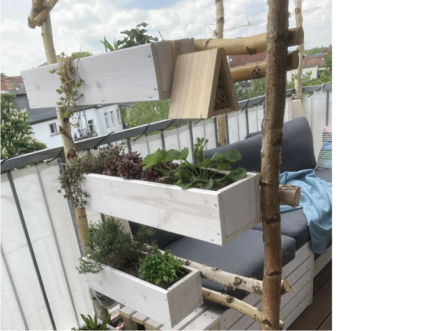 Vertikaler Garten auf einem Balkon