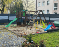 Spielplatz im Garten mit Rutsche und Schaukel