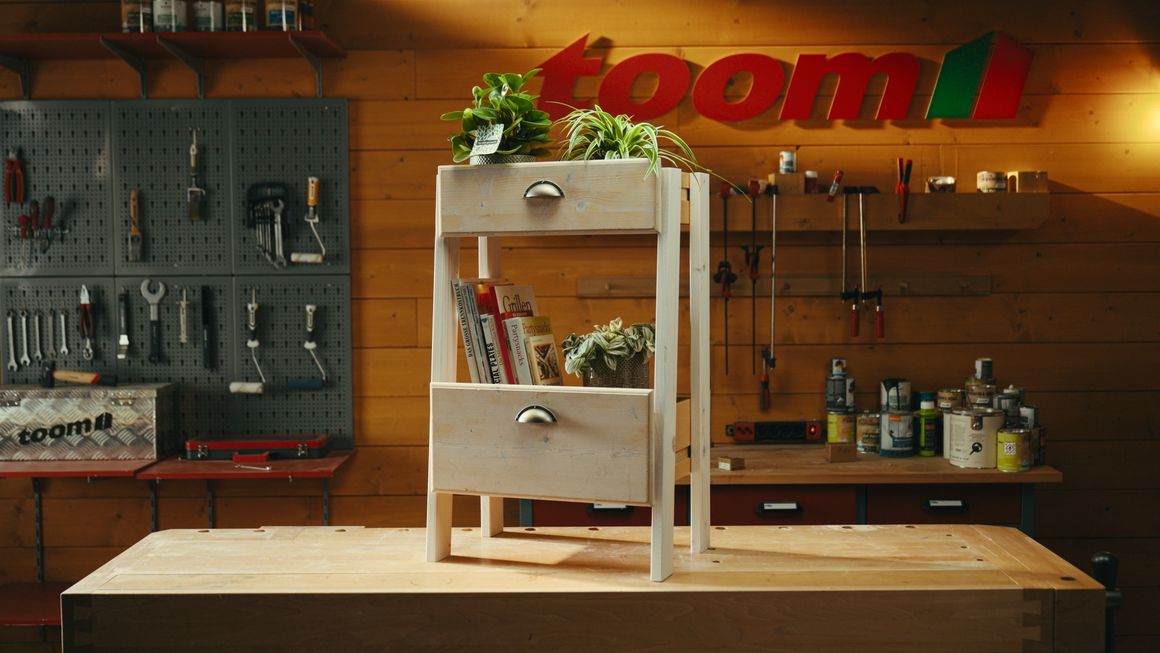 Holzregal mit zwei Ebenen und Schubladen