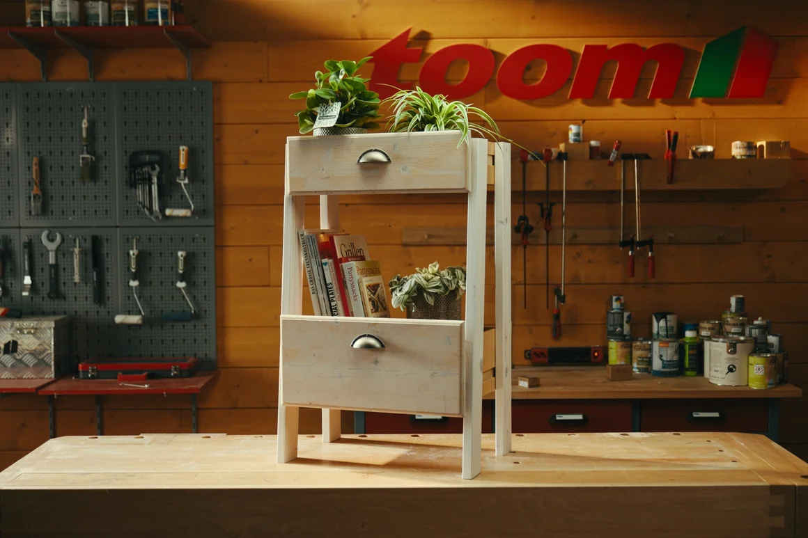 Holzregal mit zwei Ebenen und Schubladen