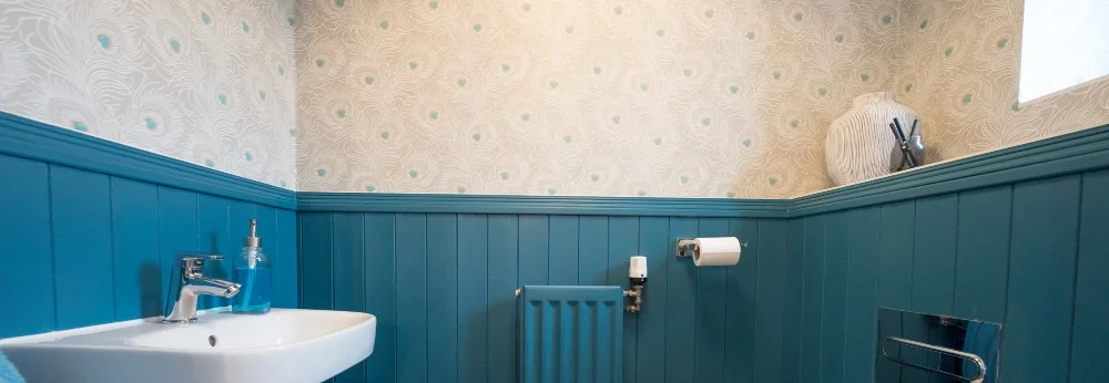 Modernes Badezimmer mit blauer Wandverkleidung