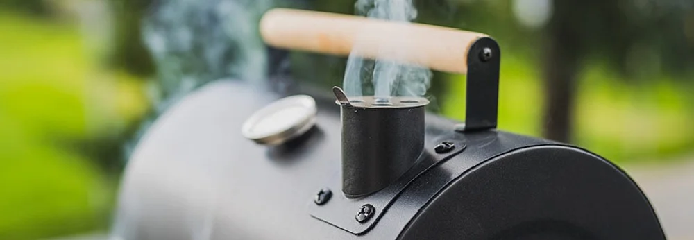 Qualm kommt aus einem schwarzen Smoker