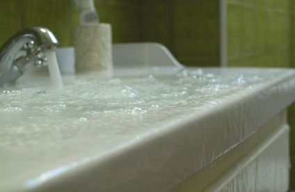 Übergelaufenes Badezimmerwaschbecken