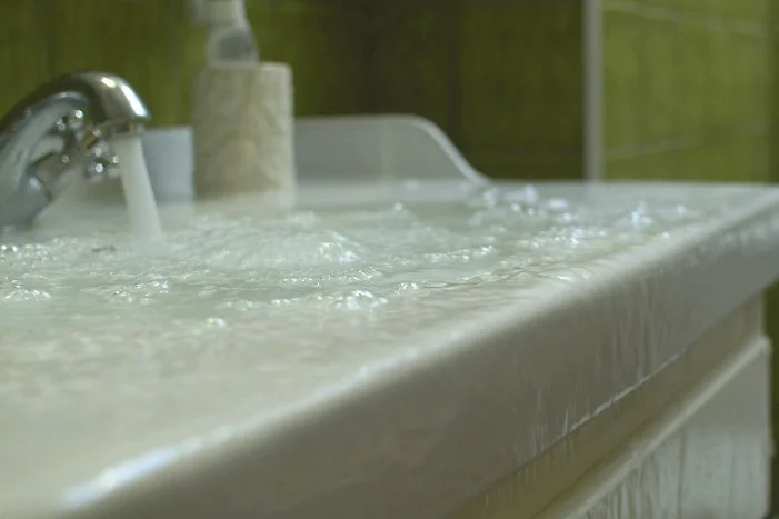 Wasser läuft in ein überlaufendes Waschbecken