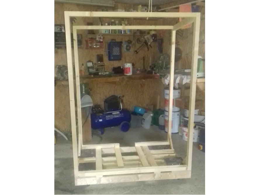 Holzrahmen auf Palette in Garage