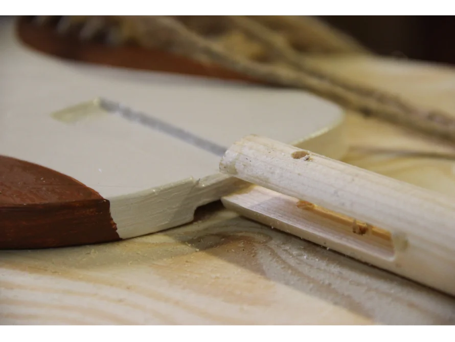 Holzverbindung an Gitarrenkorpus