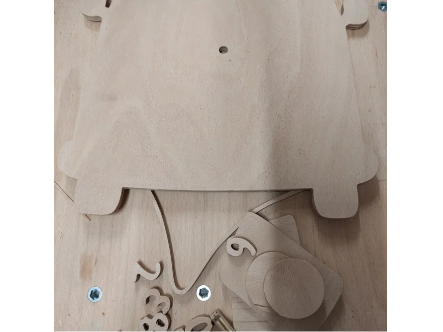 Holzteile einer Uhr auf einem Tisch