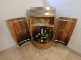 offener Barschrank aus Weinfass