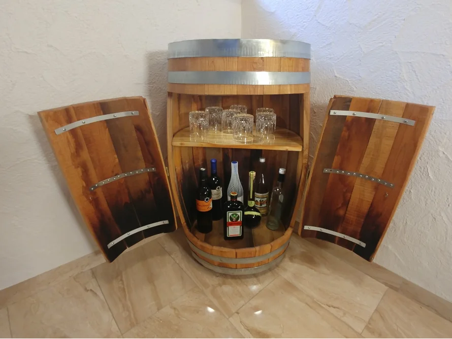 offener Barschrank aus Weinfass