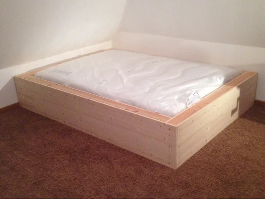 Holzbett mit Matratze