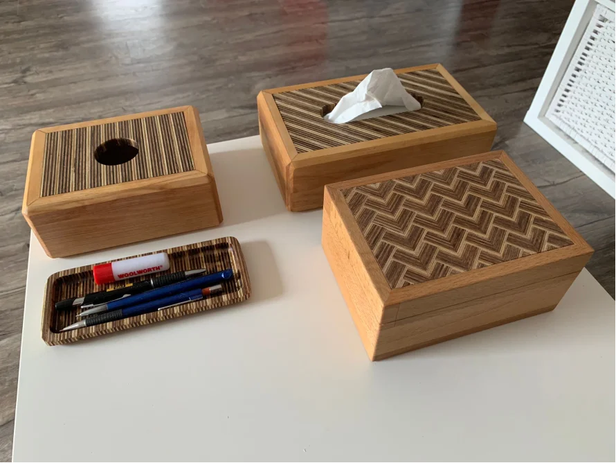 Drei Holzkästen und Stifte auf einem Tisch