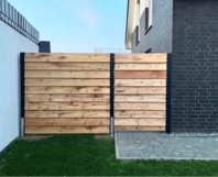 Hölzerner Gartenzaun mit Tür