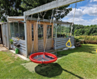 Gartenhaus mit zwei Schaukeln