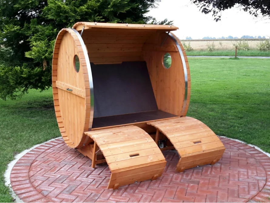 Gartenliege aus Holz in Form eines Fasses