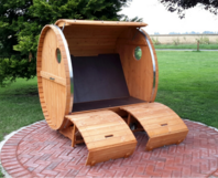 Gartenliege aus Holz in Form eines Fasses