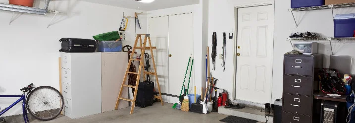 Unordentliche Garage mit Fahrrädern und Regalen