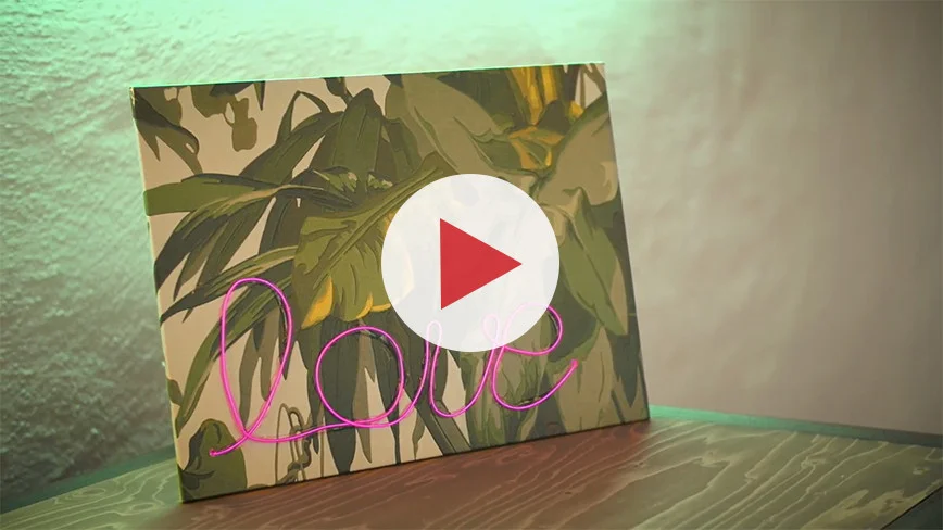 Bild mit Blättern und pinkem Lichtschriftzug