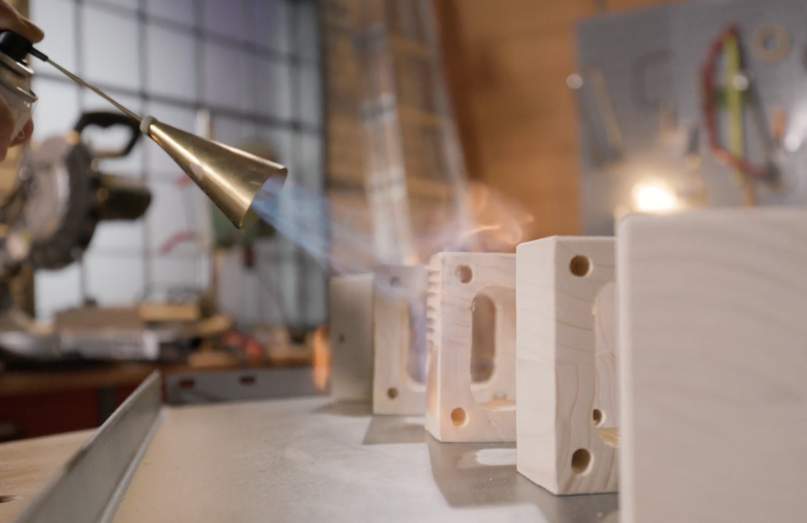 Brenner bearbeitet Holzbalken