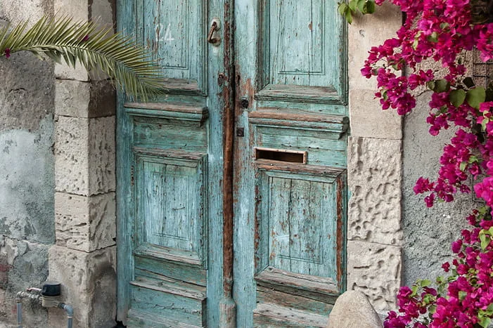 Verwitterte Tür mit Briefschlitz