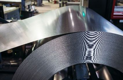 Nichteisen-Metalle (NE-Metalle) Rolle aus verzinktem Stahlblech.