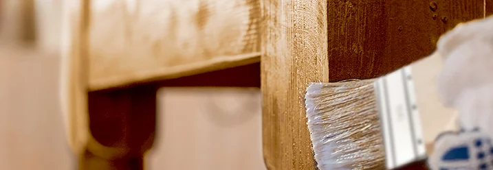 Holztisch wird mit Lasur gestrichen