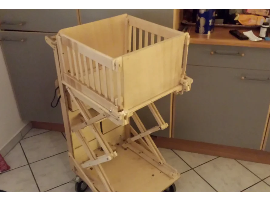 Hölzerner Servierwagen mit Hebemechanismus