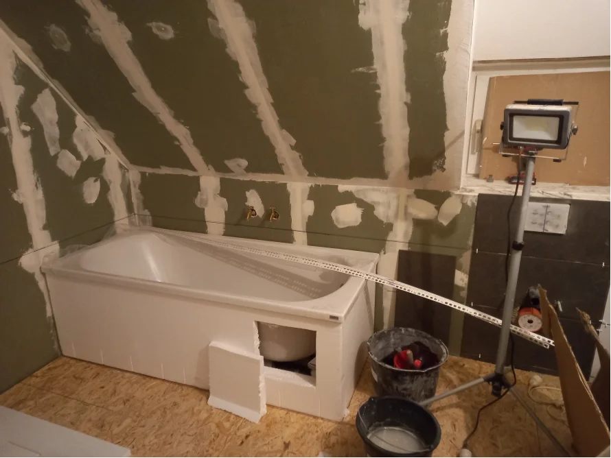 Badewanne im Rohbau mit Wasserwaage