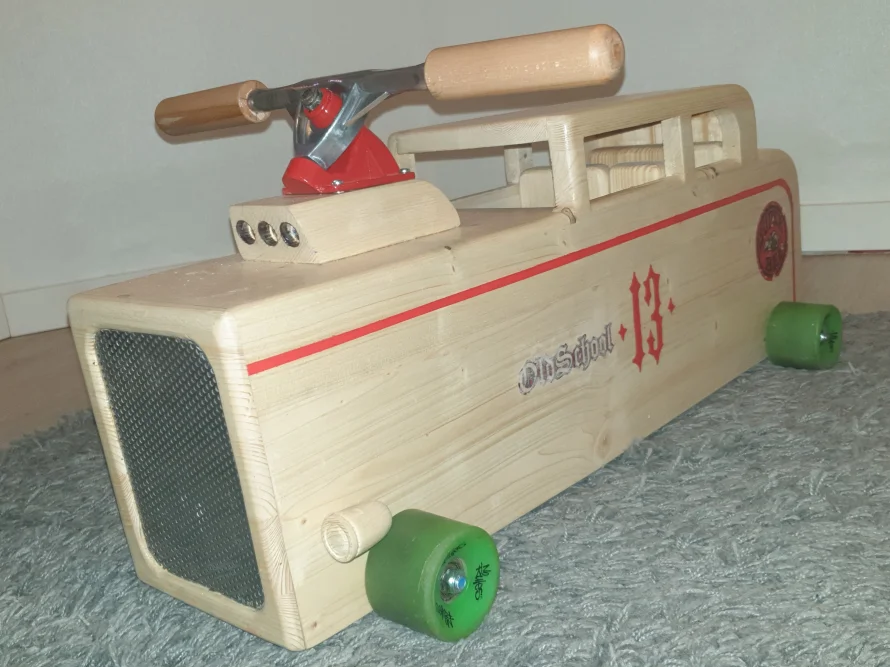 Spielzeugauto aus Holz mit Lenkstange