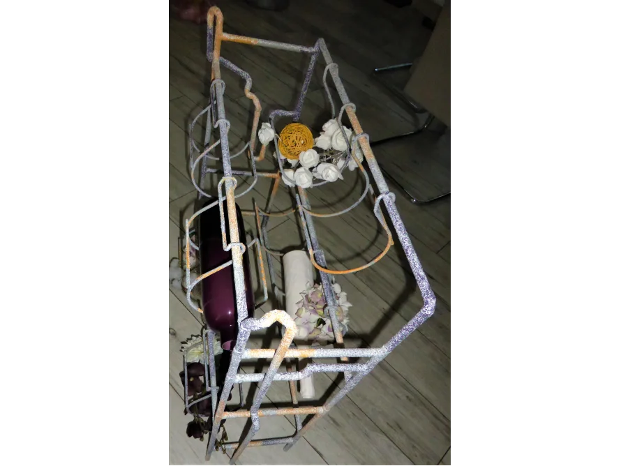 Metallgestell mit Dekoration