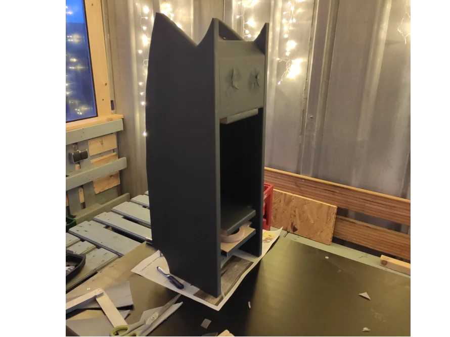 Dunkelgraues DIY-Projekt auf Tisch