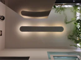 Blick in den Wintergarten mit Beleuchtung