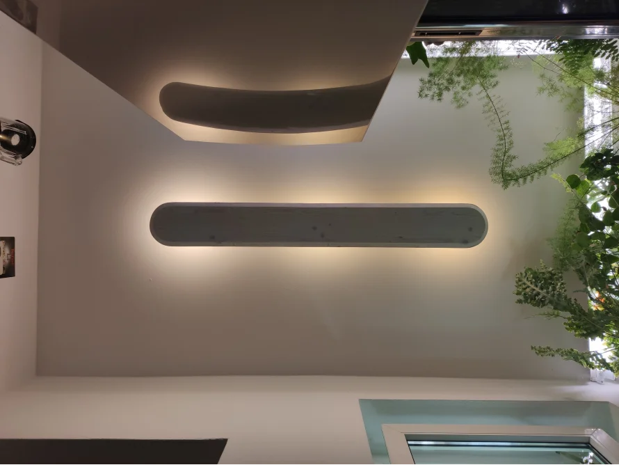 Blick in den Wintergarten mit Beleuchtung