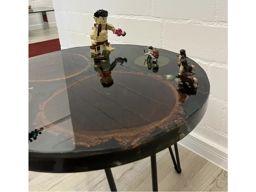 Runder Tisch aus dunklem Holz und Epoxidharz