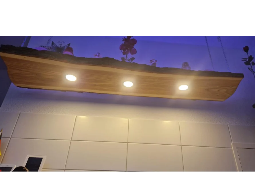 Holzregal mit Beleuchtung