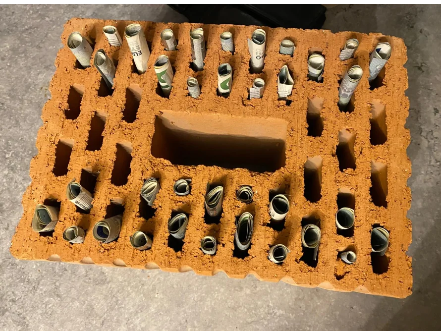 Geldscheine in einem Ziegelstein